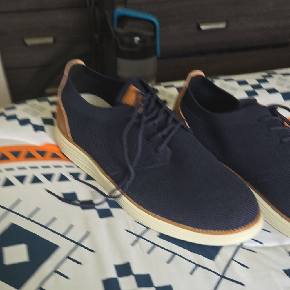 Tan and Blue Sneakers with Breathable Mesh and Modern Design